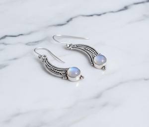 Boucles d'oreilles clous en argent sterling plaqué or, style Bali, avec pierre de lune céleste en forme de croissant, motif de granulation complexe, pour soirée, design charmant - Product Image 2