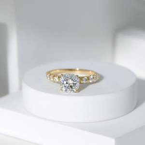 Anillo de compromiso solitario con corte de cojín y piedras laterales - Product Image 2