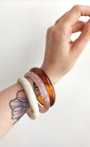 Venta directa de fábrica, brazalete abierto de alta calidad, brazalete en forma de C, pulsera Hawaiana de resina para mujer - Product Image 4