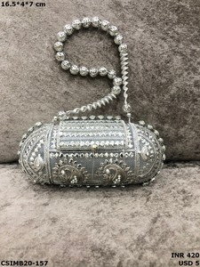 กระเป๋าคลัทช์สำหรับงานกลางคืน ดีไซน์หรูหรา ประดับคริสตัลและโลหะ งานฝีมือประณีต พร้อมรายละเอียดที่สง่างาม เหมาะสำหรับโอกาสพิเศษ - Product Image 4