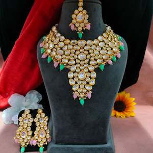 Ensemble de collier de perles Kundan non coupées de la plus haute qualité gracieux élégant Maang Tikka éclat naturel charme classique accessoire de mode - Product Image 3