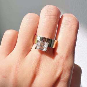 Anillo de compromiso solitario de oro amarillo con diamante CVD cultivado en laboratorio de 2.00 ct, corte esmeralda, banda gruesa, joyería de boda para mujer - Product Image 4