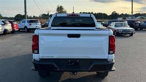 Vente en gros de voitures d'occasion 2023 Chevrolet Colorado Work Truck 4x2 Work Truck 4 portes Crew Cab 5 pi. SB - Product Image 3