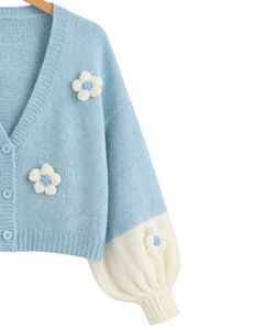 Fabricación de suéteres tipo cárdigan de punto azul cielo personalizados para mujer con apliques de flores, cuello en V, botones al frente, estilo lindo para el invierno. - Product Image 2
