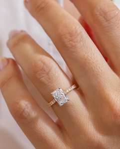 Anillo de compromiso solitario de CZ blanco de corte radiante de 11x9mm en oro rosa con banda pavimentada promesa nupcial joyería de moda al por mayor OEM - Product Image 2