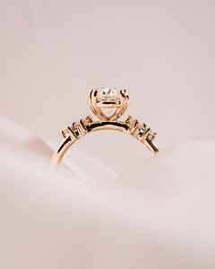 Lujoso anillo de diamante de moissanita de corte ovalado Vintage de oro rosa y blanco de 14K para boda, fiesta de compromiso o regalo de aniversario - Product Image 3