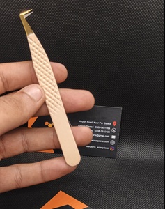 Pinzas de Cejas Profesionales Saaqaans Enterprises, Color Nude, Punta Dorada, Ángulo de 90°, Punta Suave, Acero Inoxidable, 10 mm, Duraderas - Product Image 3