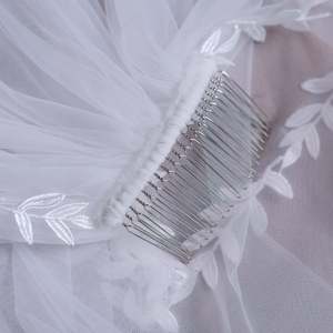 ผ้าคลุมหน้าเจ้าสาว Bridella BV129-WY1 สีไอวอรี่ ชั้นเดียว แต่งขอบลูกไม้ ปักลายอย่างนุ่มนวล ขนาด 100x160 ซม. พร้อมหวีติดผม อุปกรณ์ประกอบฉากถ่ายภาพ - Product Image 6