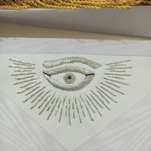 Elegante delantal blanco masónico maestro masónico bordado a mano detalles plateados con diseño de ojo que todo lo ve y cuadrado y brújula - Product Image 3