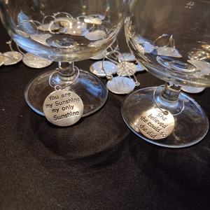 Bijoux en verre à vin personnalisés OEM/ODM marqueurs de boissons sur le thème du texte avec boucle pour Cocktails Champagne & Party Favors - Product Image 1