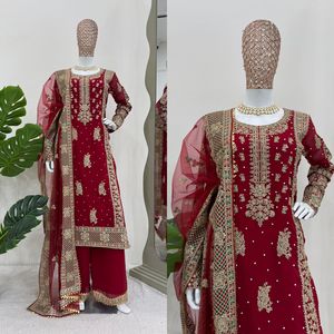 Buscando este hermoso traje de diseñador del mismo color en tela de imitación Georgette con interior y codificación y trabajo de secuencia con perla - Product Image 1