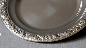 Assiette de présentation en métal argenté épais pour événements formels, offrant une base robuste pour les assiettes à dîner - Product Image 4