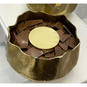Cuenco de chocolate de metal dorado de la mejor calidad para ocasiones especiales y eventos - Product Image 1