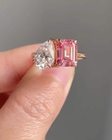 Anillo de Boda Moderno Royal Saga Toi Et Moi, con Moissanita Rosa, Esmeralda y Blanca en Corte Pera, Oro Sólido de 14K con Baño de Rodio, Joyería Fina para Regalo
