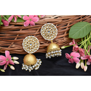 Hermosos aretes de aro jhumka con incrustaciones de kundan, chapados en oro tradicional, con un hermoso acabado dorado mate, para niñas y mujeres. - Product Image 3