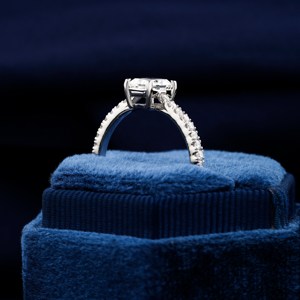 Bague de Fiançailles et de Mariage Classique Personnalisée pour Femme en Or Blanc Massif 14K 18K avec Diamant de Laboratoire Taille Radiant VVS Sertie à Griffes pour Fête - Product Image 2
