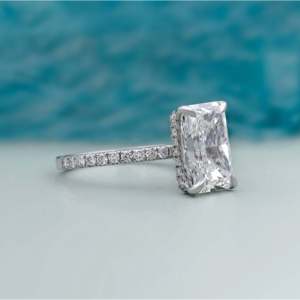 Anillo de compromiso de oro blanco con diamante de talla radiante certificado por IGI, con banda pavé, engaste de 4 puntas y halo oculto - Product Image 2