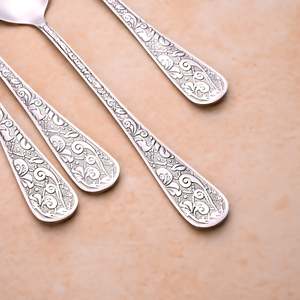 ชุดช้อนเงินลายฉลุ 4 ชิ้น ดีไซน์คลาสสิกน่ารัก ด้ามยาว ขัดเงา ใช้สำหรับชา กาแฟ ของหวาน เหมาะสำหรับงานแต่งงาน ปลอดภัยต่อการใช้งาน - Product Image 4