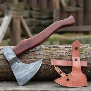Hache de camping robuste en acier de Damas, tête en acier à motif artisanal avec manche long en bois massif pour le bushcraft en plein air - Product Image 1