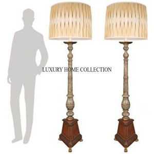 Lampe de table en laiton antique faite à la main avec métallerie complexe et abat-jour lumineux chaud pour décor de bureau à domicile d'inspiration vintage - Product Image 3