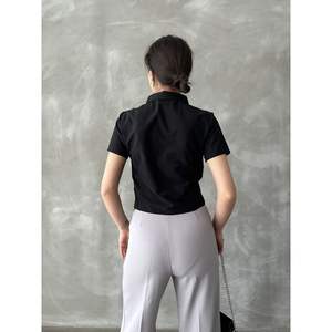 เสื้อเบลาส์และเสื้อเชิ้ตผู้หญิง Topshow สีดำ ดีไซน์จับจีบด้านหน้า มีจำหน่ายราคาส่ง - Product Image 1