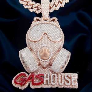 Pendentif de luxe en moissanite 'Gas House' style Hip Hop, motif masque à gaz, plaqué or rose, design 'Cute Christian' - Product Image 1