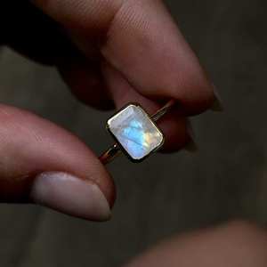 แหวน925สเตอร์ลิงลายรุ้งมูนสโตนดีไซน์จากโรงงาน2025ทรงสี่เหลี่ยมผืนผ้าขนาด8x10มม. สำหรับงานแต่งงานงานปาร์ตี้ - Product Image 2