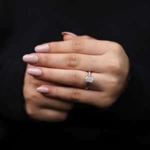 Anillo de Compromiso con Diamante de Laboratorio de Corte Radiante con Detalles de Diamantes de Corte Princesa - Product Image 6