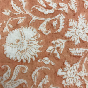 Tissu en coton imprimé à la main à motifs floraux vintage, base pêche, style floral indo-européen vintage - Product Image 1