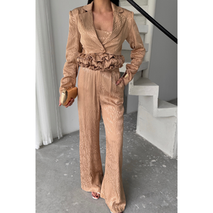 Conjunto de Traje de 3 Piezas para Mujer en Jacquard Beige, Incluye Chaqueta, Pantalones y Blusa - Product Image 4