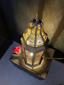 Farol de latón de inspiración marroquí hecho a mano de lujo hecho de hierro de 10 pulgadas de altura con acabado dorado y estilos perforados por KSN - Product Image 4