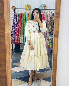 Robe une pièce en coton à imprimé floral pour femmes de créateur Robe de soirée de mariage en soie à manches fantaisie Style Salwar pour adultes Indiens - Product Image 1