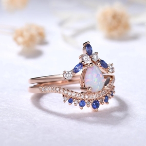 Anillo de compromiso de ópalo etíope y diamante de corte de pera clásico anillo de boda de oro sólido amarillo de 14kt banda curva joyería fina hecha a mano - Product Image 2