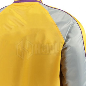 เสื้อแจ็คเก็ตเบสบอลสไตล์วินเทจสำหรับผู้หญิงขายส่ง สีเหลืองกุหลาบ ผ้าซาติน พิมพ์ลายตัวอักษร สำหรับฤดูใบไม้ร่วง - Product Image 5