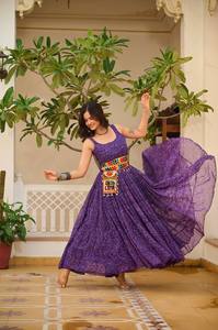 Robe de travail Navratri Gamathi avec un flair lourd de 12 mètres | Robe Garba traditionnelle pour femme | Festival indien et tenue d'événement culturel - Product Image 5