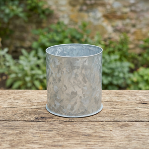 Pot de fleurs en métal galvanisé avec finition rustique idéal pour les plantes d'intérieur ou l'extérieur, le jardin, le patio et la ferme. - Product Image 4