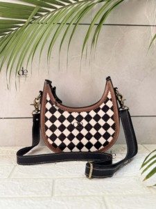 Bolso de Mano de Cuero Tallado a Mano de Diseño Moderno, Bolso Bandolera Estilo Bohemio Gitano, Bolso de Hombro Hecho a Mano con Diseño de Cuadros Estilo Occidental - Product Image 4