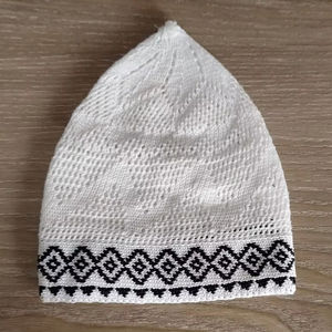 Gorro de Oración Musulmán para Hombre, Diseño en Relieve, 100% Algodón, Bordado a Mano, Ajustable, Estilo Árabe, Color Negro y Blanco, Hecho en Bangladesh - Product Image 4