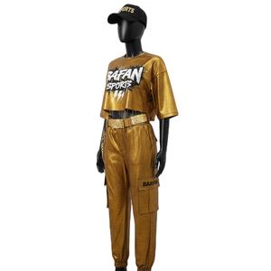 Ensemble haut court et pantalon cargo pour femme, tissu polyester et élasthanne doux, haut 220 GSM, pantalon avec logo personnalisé, ensembles pour femmes - Product Image 4