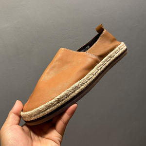 รองเท้าหนังแท้คุณภาพสูงสำหรับผู้ชาย รองเท้าทางการสำหรับธุรกิจ เย็บอย่างทนทานเพื่อการใช้งานที่ยาวนาน - Product Image 1