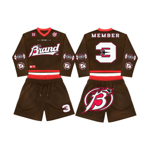 Conjunto de Camiseta de Algodón Premium de 200 GSM y Pantalones Cortos de Malla de 260 GSM, Estampado Rojo Dorado, Impresión Personalizada con Serigrafía, 2 Piezas - Product Image 6