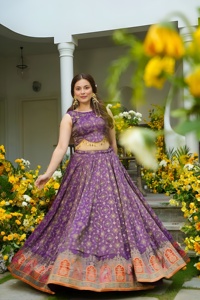 Élégance avec une touche moderne : Lehenga en organza imprimé numériquement, entièrement cousu, avec blouse cousue, idéal pour les soirées. - Product Image 6