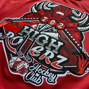 Maillot de hockey sur glace personnalisé en gros avec design drapeau, tissu 100 % polyester, logo personnalisé en twill et protection UV - Product Image 2