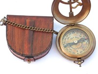 Bussola a lancetta solare vintage Art Déco in ottone con custodia in pelle mobile, artigianato marittimo antico da collezione, realizzato a mano in metallo
