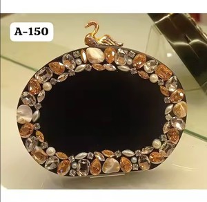 Sac à main brodé de créateur avec style de mode classique et décoration de perles pour la plupart des événements spéciaux - Product Image 1