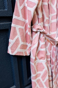 เสื้อคลุมอาบน้ำเทอร์รี่แบบตุรกี Aztec Raised สีชมพูอมเทา มีฮู้ด ผ้าฝ้าย 100% - Product Image 4