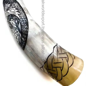 Cuerno de Bebedero de Animales Pulido Buffalo Viking, Forma Natural, Blanco y Negro, Moderno, Elegante, Ecológico, Artístico, Coleccionable - Product Image 1