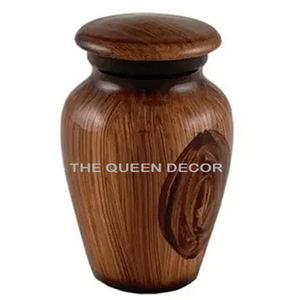 Urne funéraire en laiton de haute qualité avec support et or belle conception de gravure et couleur noire finie - Product Image 4