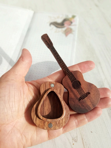 Boîte de rangement pour médiators de guitare en bois artisanal avec fermeture magnétique pour accessoires de guitare acoustique et électrique - Product Image 4