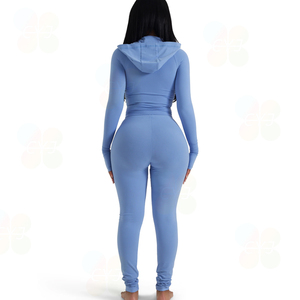 Set <span class=keywords><strong>da</strong></span> donna per il Fitness e lo Yoga con ricamo personalizzato <span class=keywords><strong>da</strong></span> palestra con Zip corta con cappuccio Leggings all'ingrosso <span class=keywords><strong>tute</strong></span> sportive a maniche lunghe